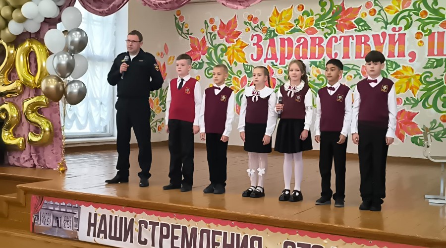 В День знаний руководители и сотрудники Госавтоинспекции приняли участие в торжественных линейках