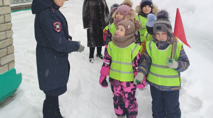 Юные пешеходы учат ПДД на практике