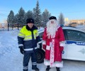 Полицейский Дед Мороз поздравляет с Новым годом