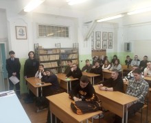 Полиция пришла к студентам, чтобы поздравить их с праздником