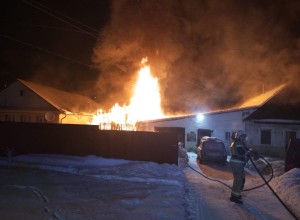 В новогоднюю ночь спасатели отстояли жилые дома в Кушве