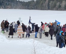 Сотни кушвинцев пришли окунуться в проруби в честь Крещения Господня. 