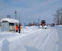 Коммунальные работники Кушвы неустанно трудятся над уборкой снежных заносов.