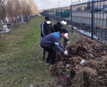 Осужденные из исправительного центра в г.Верхняя Тура приняли участие по уборке городского кладбища.
