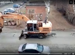 Ранен, но не убит! В Кушве экскаватор испортил дорогу