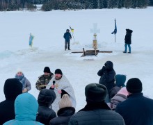 Сотни кушвинцев пришли окунуться в проруби в честь Крещения Господня. 