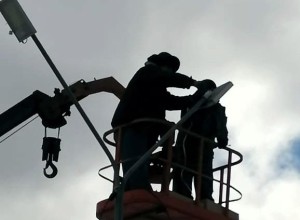 В поселке Вагонник коммунальщики осветили детскую площадку