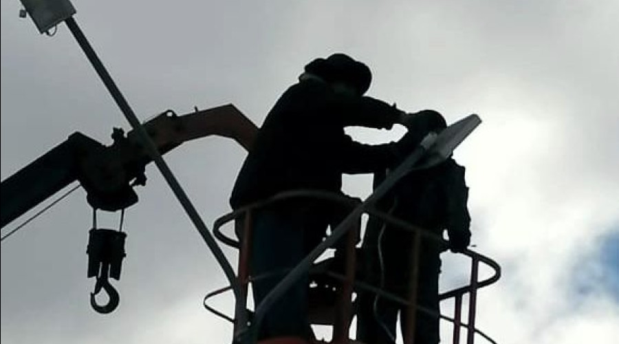В поселке Вагонник коммунальщики осветили детскую площадку