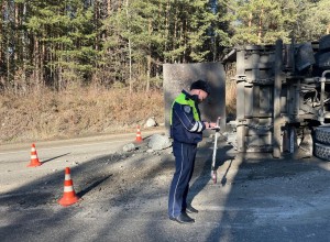 Автоинспекторы разбираются в обстоятельствах ДТП, в результате которого травму получил водитель фуры.
