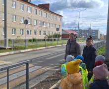 Инспектор Госавтоинспекции и малыши отработали безопасный маршрут на пешеходном переходе