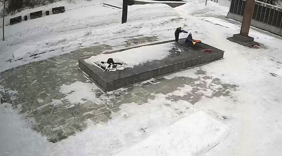 В Кушве дети затушили вечный огонь на Мемориале Славы