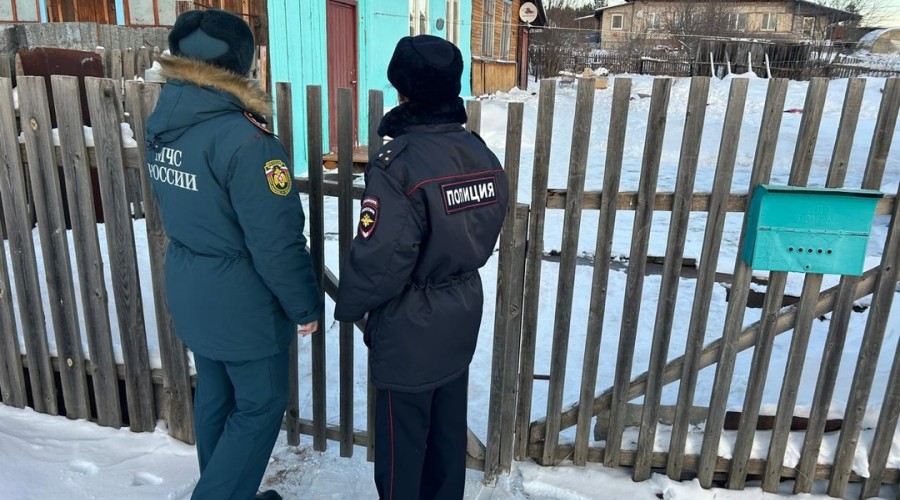 В рамках акции «Полицейский Дед Мороз» полицейские Кушвы посетили семьи, состоящие на профилактических учетах