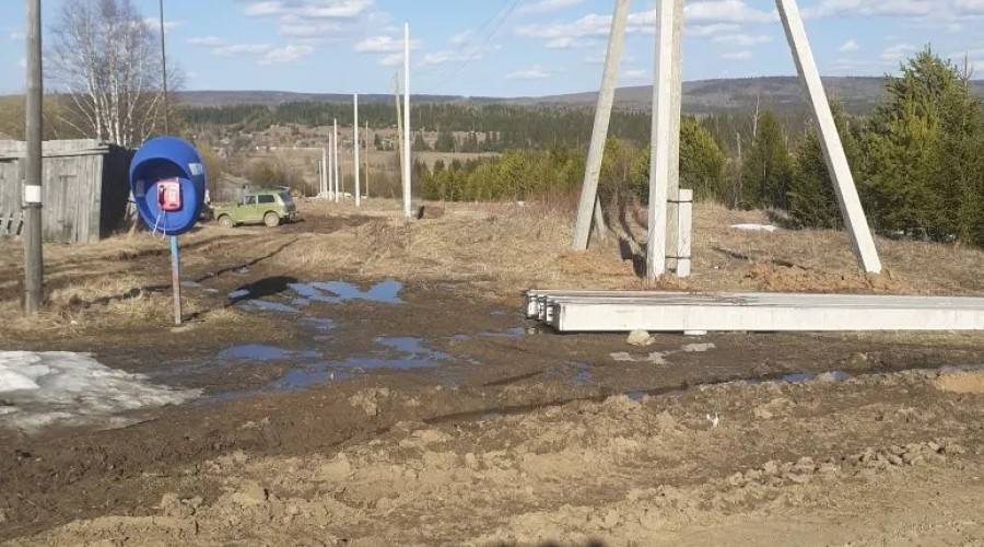 В деревне Кедровка начался масштабный ремонт электросетей