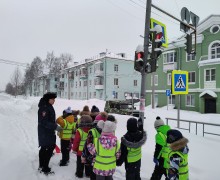 Юные пешеходы учат ПДД на практике