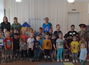 Сотрудники Госавтоинспекции провели практическое занятие на учебно – тренировочном перекрестке для ребят детского сада.