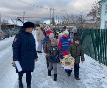 Мероприятие «Шагающий автобус»: юные пешеходы вышли на маршрут!