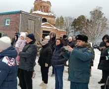 Сотни кушвинцев пришли окунуться в проруби в честь Крещения Господня. 