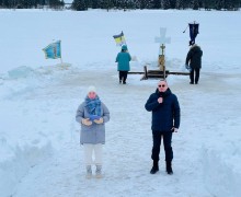 Сотни кушвинцев пришли окунуться в проруби в честь Крещения Господня. 
