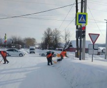 Коммунальные работники Кушвы неустанно трудятся над уборкой снежных заносов.