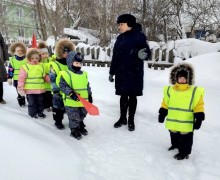 Юные пешеходы учат ПДД на практике