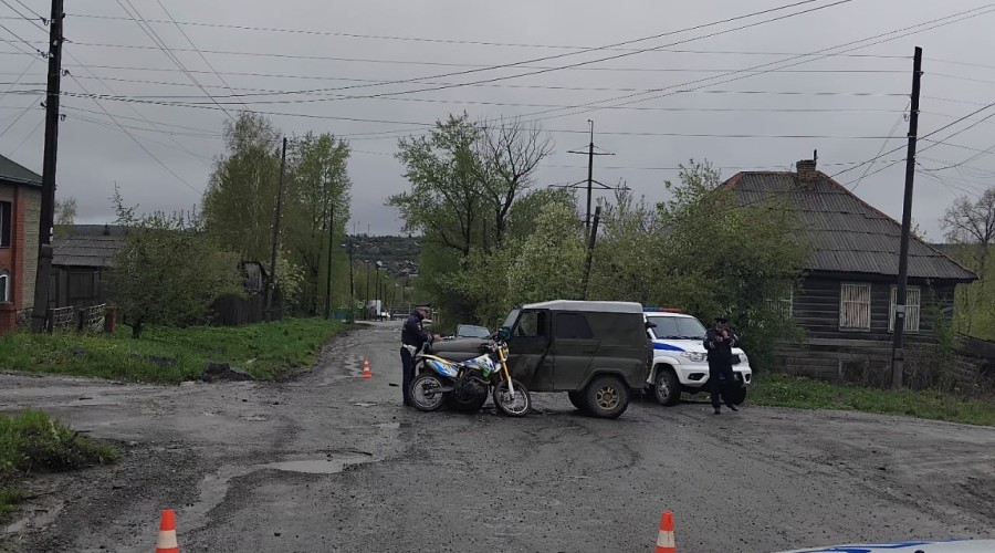 Сотрудники отделения Госавтоинспекции устанавливают обстоятельства ДТП