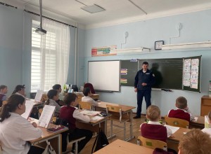 Беседа инспекторов ОГИБДД с учениками начальных классов о правилах дорожного движения
