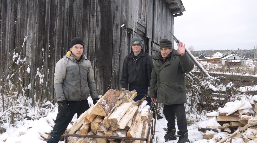 По-тимуровски: школьники из Верхней Баранчи помогли пенсионеру сложить дрова