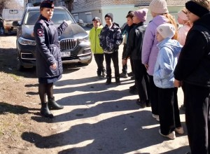 Сотрудники Госавтоинспекции провели для школьников пешеходную экскурсию