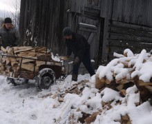 По-тимуровски: школьники из Верхней Баранчи помогли пенсионеру сложить дрова