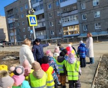 Юные пешеходы познают дорожную грамоту на практике!