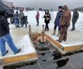 Сотни кушвинцев пришли окунуться в проруби в честь Крещения Господня. 