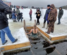 Сотни кушвинцев пришли окунуться в проруби в честь Крещения Господня. 