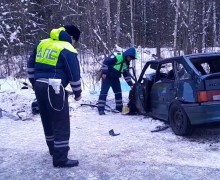 Два человека пострадали во время лобового столкновения автомобилей