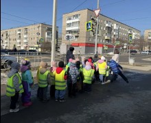 Юные пешеходы познают дорожную грамоту на практике!