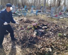 Осужденные из исправительного центра в г.Верхняя Тура приняли участие по уборке городского кладбища.