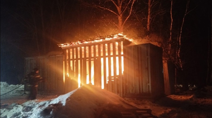 В заречном районе Кушвы горел дровяник
