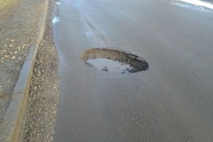 Яма на дороге