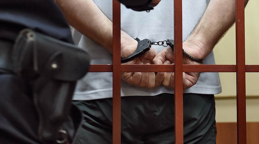 Суд постановил заключить под стражу лиц, обвиняемых в вымогательстве