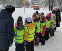 Юные пешеходы учат ПДД на практике
