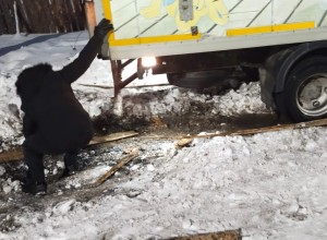 Осужденный помог выбраться грузовику из снежной ловушки