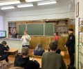 Полиция пришла к студентам, чтобы поздравить их с праздником